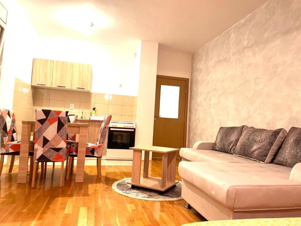 شقة Naki Apartman بودغوريتْسا الغرفة الصورة